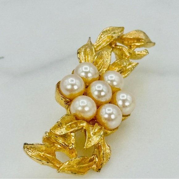 Vintage Richelieu Brooch Pin Gold Tone Faux Pearl Flower Leaf Dainty Delicate - Picture 5 of 9